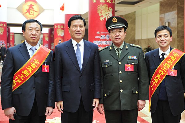 與韓耀玉、夏耕等同志合影