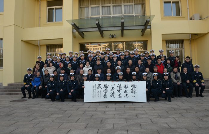 東方海納集團與中國愛國擁軍促進會走進潛艇部隊舉辦“關愛海防──全國著名書畫家文化擁軍活動”