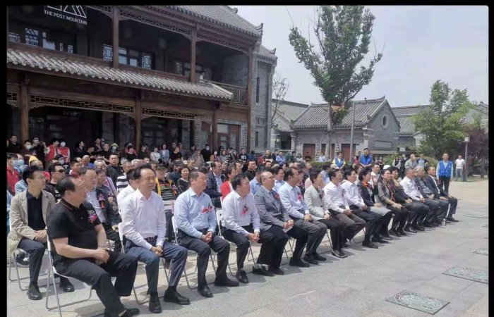 集團(tuán)公司董事長(zhǎng)出席慶祝中國(guó)共產(chǎn)黨成立100周年書(shū)畫(huà)展暨第二屆“香凝如故”全國(guó)美術(shù)作品青島巡展開(kāi)幕式